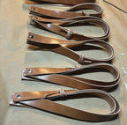 Detalle del cuero natural de las correas de halterofilia hechas a mano