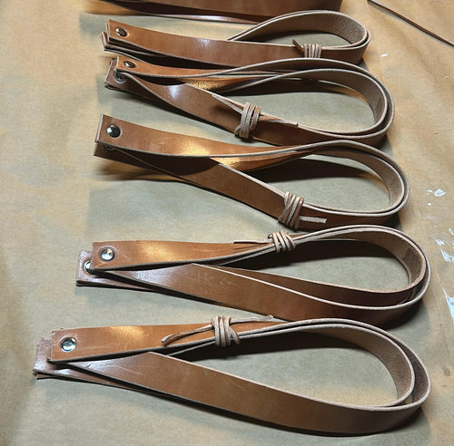 Detalle del cuero natural de las correas de halterofilia hechas a mano